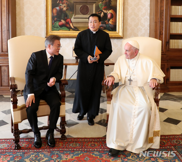 ▲ 문재인 대통령이 교황의 집무실에서 프란치스코 교황과 면담을 갖고 있다ⓒ뉴시스. 무단 전재 및 재배포 금지.