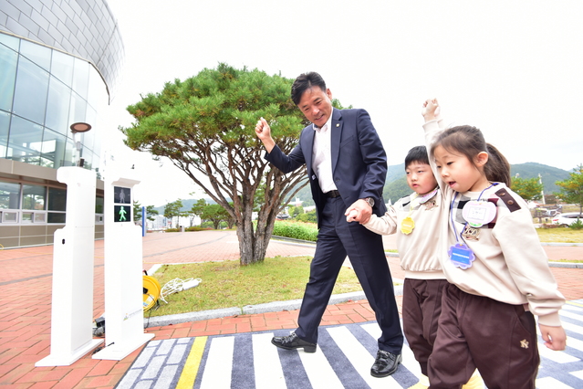 ▲ 청송군은 지난 18일 청송군종합문화복지타운 일원에서 어린이집에 재원 중인 영유아 120여명을 대상으로 ‘2018 찾아가는 이동안전체험관’ 안전교육을 실시했다.ⓒ청송군