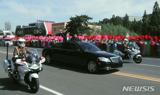 ▲ 지난 9월 18일 김정은의 벤츠에 함께 타고 평양 시내에서 카 퍼레이드 중인 문재인 대통령. 옆에서 나란히 달리는 싸이카는 BMW RT1200 모델로 추정된다. ⓒ뉴시스. 무단전재 및 재배포 금지.
