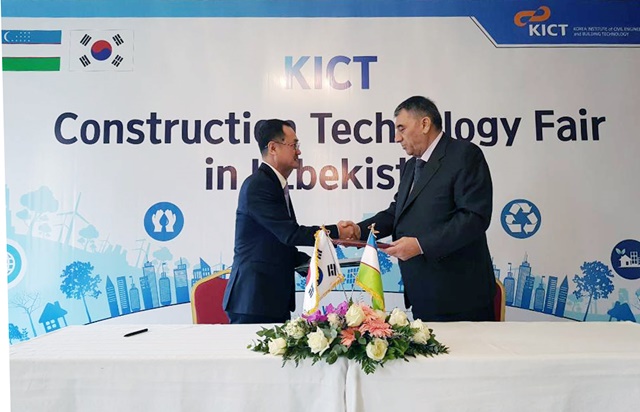▲ 노진형 희림종합건축사사무소 글로벌전략사업본부 부사장(좌) 카시모프 우즈베키스탄 건설부 2차관이 MOU 체결 후 악수는 나누고 있다. ⓒ희림종합건축사사무소