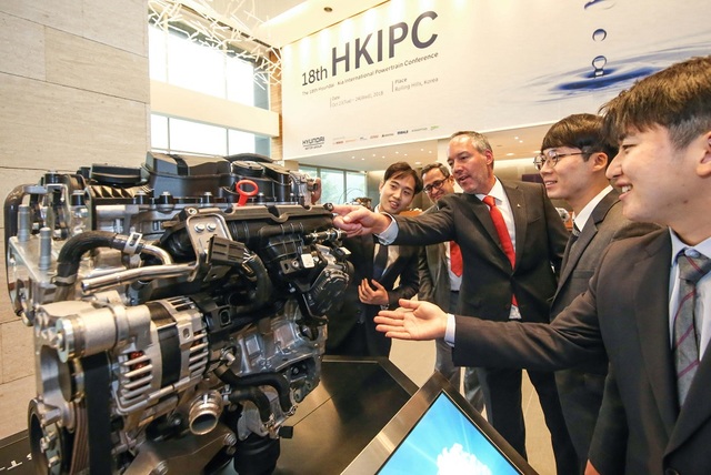 ▲ ‘2018 현대·기아 국제 파워트레인 컨퍼런스’에서 ‘Smartstream G1.6 T-GDi’ 엔진을 관람하는 참석자들의 모습.ⓒ현대자동차그룹