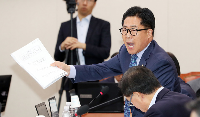 ▲ 16일 오전 서울 여의도 국회에서 열린 산업통상자원중소벤처위원회의 한국전력공사, 한국전력거래소, 한전KPS, 한전 KDN, 한국전력기술, 한국스마트그리드사업단 국정감사에서 자유한국당 김규환 의원이 자리를 박차고 일어나 자료를 흔들며 한국전력공사를 성토하고 있다. ⓒ뉴데일리 DB