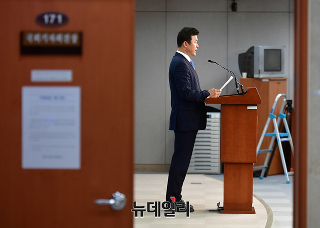 ▲ 윤영석 자유한국당 수석대변인이 브리핑을 하는 모습. ⓒ정상윤 기자