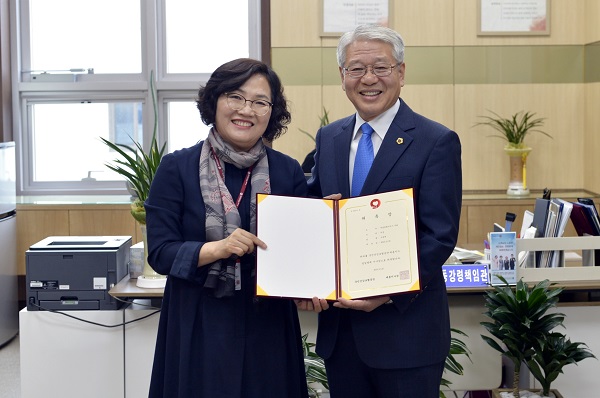 ▲ 세종시의회 서금택 의장이 23일 국민건강보험공단 세종지사로부터 일일 명예지사장 위촉장을 받았다. ⓒ세종시의회