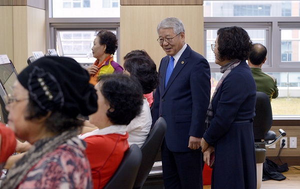 ▲ 세종시의회 서금택 의장이 23일 국민건강보험공단 세종지사 일일 명예지사장 업무를 수행하면서 주민들의 건강을 관리하는 건강증진센터를 방문해 소통하는 자리를 마련했다.ⓒ세종시의회