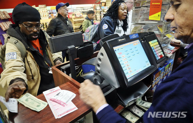 ▲ 메가 밀리언과 파워볼 당첨금이 10억 달러를 넘어서자 '밴드 웨건 효과'가 생겨, 미국 내에서도 로또를 사려는 사람들이 줄을 서고 있다고 한다. ⓒ뉴시스-AP. 무단전재 및 재배포 금지.