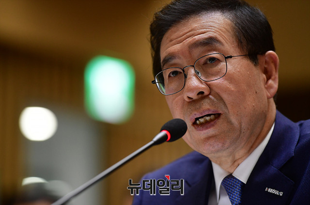 ▲ 박원순 서울시장이 18일 서울 중구 서울시청에서 열린 국회 행정안전위원회의 서울시 국정감사에 참석해 질의에 답하고 있다. ⓒ뉴데일리 정상윤 기자