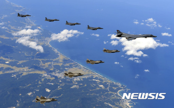 ▲ 한미 연합 응급의무수송훈련 모습. 美군사전문가들은 휴전선 비행금지구역 때문에 미군이 운용하는 응급후송헬기 활용도 어려울 수 있다고 지적했다. ⓒ뉴시스. 무단 전재 및 재배포 금지.