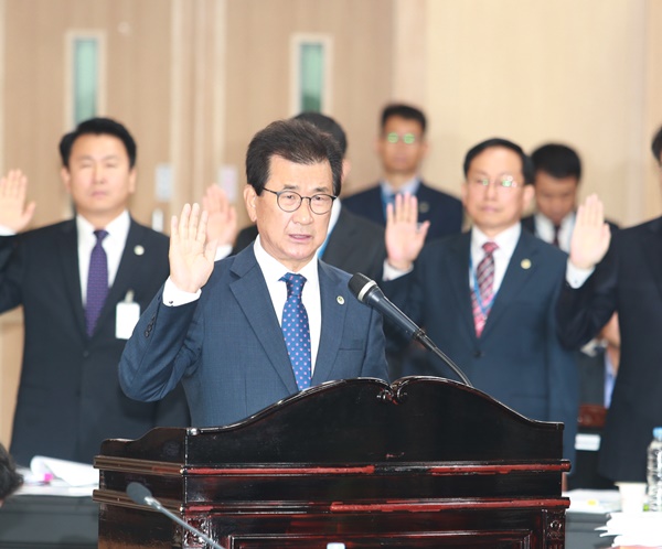 ▲ 이시종 충북도지사가 23일 충북도청에서 열린 국회 행정안전위원회 국정감사에서 증인선서를 하고 있다. ⓒ충북도