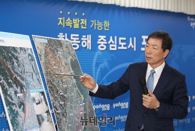 ▲ 정경락 포항시 맑은물 사업소장이 23일 도시침수선제대응과 체계적 예방 사업에 대해 설명을 하고 있다.ⓒ뉴데일리