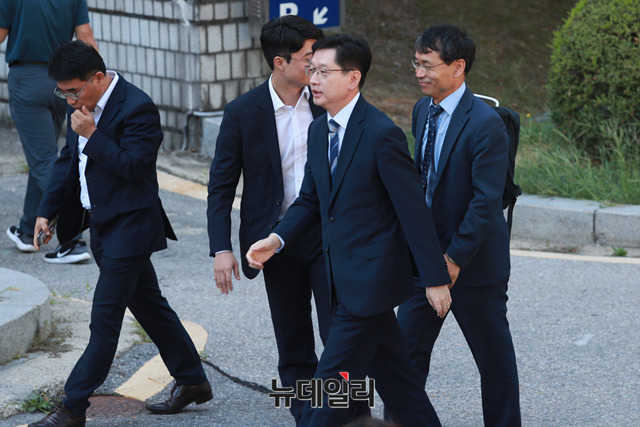 ▲ 드루킹 댓글조작 사건에 가담한 혐의로 구속영장이 신청된 김경수 경남지사가 17일 오전 지난 8월 17일 서울 서초구 서울중앙지방법원에서 열린 영장실질심사에 출석하는 모습. ⓒ사진공동취재단