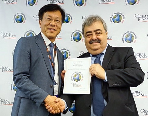 ▲ 양우천 KEB하나은행 수탁영업부장(왼쪽)이 24일(현지시각 기준) 글로벌파이낸스가 호주 시드니 컨벤션 센터에서 개최한 '2018 분야별 최우수 금융기관 시상식'에서 리차드숄츠 글로벌파이낸스지 상무이사와 기념촬영을 하고 있다. ⓒKEB하나은행