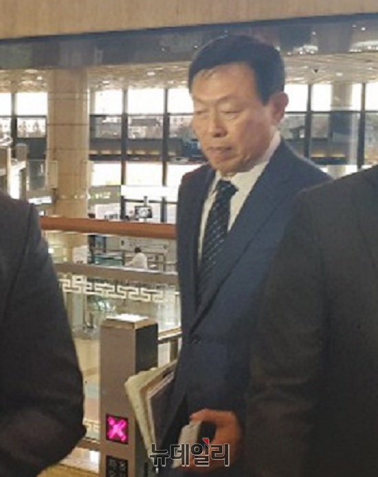 ▲ 신동빈 롯데 회장이 지난 23일 오후 일본으로 출국하기 위해 김포공항에 도착했다. ⓒ뉴데일리