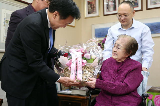 ▲ 24일 오전 서울 마포구 이희호 여사를 예방한 손학규 바른미래당 대표가 이 여사로부터 당 대표 축하 꽃다발을 받고 있다. ⓒ(사진=바른미래당 제공)