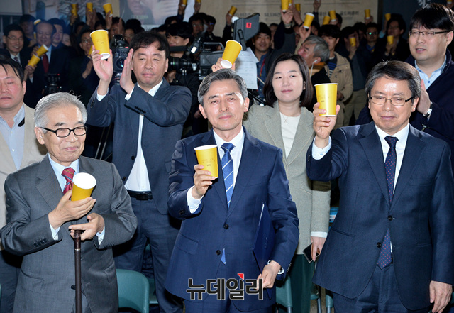 ▲ 양승동 KBS 사장이 지난 4월 9일 서울 KBS본관 시청자광장에서 열린 취임식에 참석해 '2018년 4월, 오래 기다린 봄' 이라고 적힌 노란색 종이컵을 들고 구호를 외치는 모습. 양 사장의 왼편에 김상근 KBS 이사장의 모습도 보인다.ⓒ뉴데일리 공준표 기자