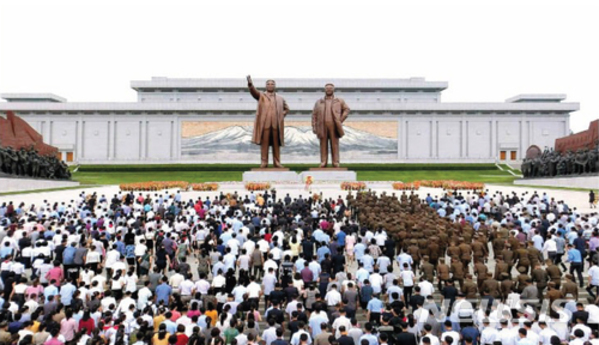 ▲ 김일성과 김정일 동상을 참배하는 북한 주민들ⓒ뉴시스. 무단 전재 및 재배포 금지.