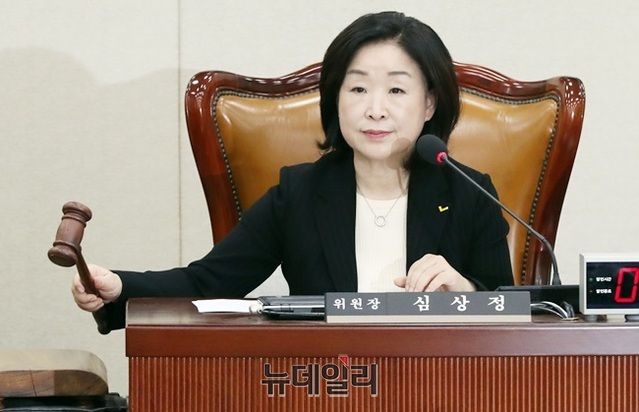 ▲ 심상정 국회 정치개혁특별위원장이 24일 진행봉을 두드리는 모습. ⓒ심상정 의원실