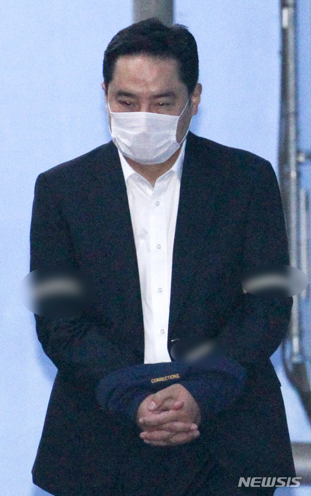 ▲ '도도맘' 김미나 씨 관련 소송 서류를 위조한 혐의로 재판에 넘겨진 강용석 변호사가 24일 오후 서울 서초구 서울중앙지법에서 열린 1심 선고 공판에서 징역 1년을 선고받은 후 법원을 나서고 있다. ⓒ 뉴시스