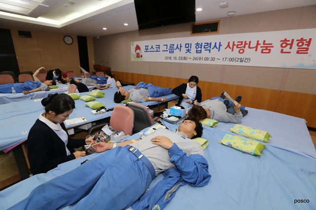 ▲ 제철소 내 생산관제센터에 마련된 행사장에서 헌혈에 참여하고 있는 직원들 모습.
ⓒ포스코