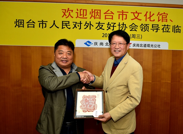 ▲ 이재춘(오른쪽) 사장대행이 중국 방문단 대표에게 기념품을 전달하고 있다.ⓒ경북관광공사