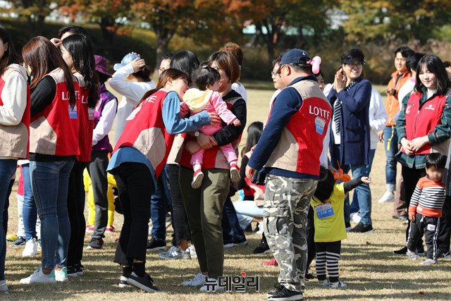 ▲ 롯데쇼핑 e커머스 사업본부 샤롯데 봉사단이 가을운동회를 열고 입양 대기아동 및 위탁모들과 즐거운 시간을 보내는 모습. ⓒ롯데쇼핑