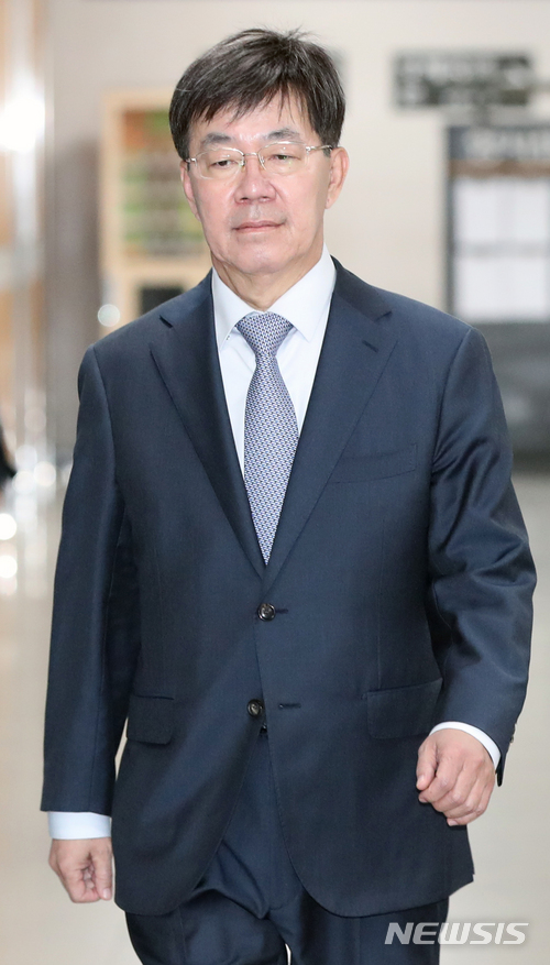 ▲ 이영렬 전 서울중앙지검장이 지난 4월 20일 서울고등법원에서 열린 항소심 선고공판에 출석하고 있다.ⓒ뉴시스