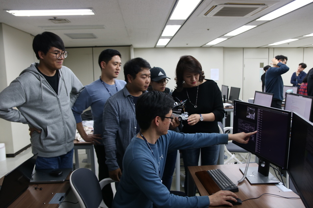 ▲ 포스코 AI 교육생들이 지난 19일 포항 포스텍 정보통신연구소에서 음성 인식을 통한 자율주행 무선 자동차를 구현하고자 딥러닝 모델을 학습하고 있다ⓒ포스코