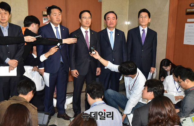 ▲ 여야 4당 원내대표가 25일 오전 국회 정론관에서 사법농단 관련 특별재판부 설치 촉구 기자회견을 마치고 기자들의 질문에 답하고 있다.(왼쪽부터 김관영 바른미래당, 홍영표 더불어민주당, 장병완 민주평화당, 윤소하 정의당) ⓒ뉴데일리 이종현 기자