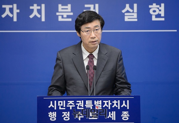 ▲ 권운식 세종시 농업정책보좌관이 25일 시청 2층 정음실에서 정례브리핑을 하고 있다.ⓒ김동식 기자