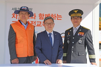 ▲ 왼쪽부터 박윤식 한화손해보험 대표, 진희선 서울특별시 행정2부시장, 정문호 서울소방재난본부장.ⓒ한화손보