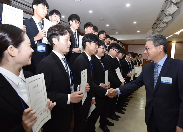 ▲ 일본 리크루트R&D스테핑에 채용 확정된 학생들을 최재영 총장이 격려하고 있다.ⓒ영진전문대