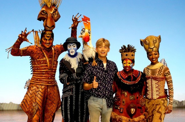 ▲ 싱가포르에서 '라이온 킹' 인터내셔널 투어 배우들과 만난 에릭남.ⓒ클립서비스