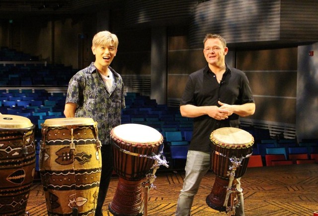 ▲ 에릭남이 음악감독 마이크 샤퍼클라우스에게 '라이온 킹' 퍼커션 연주를 배우고 있다.ⓒ클립서비스