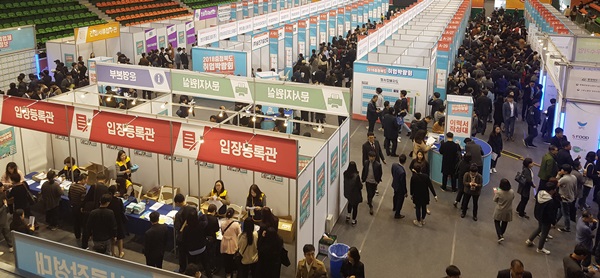 ▲ 2018충청북도 취업박람회에 참여한 구직자들이 기업체 각 구직 부스를 가득메우고 있다.ⓒ충북도