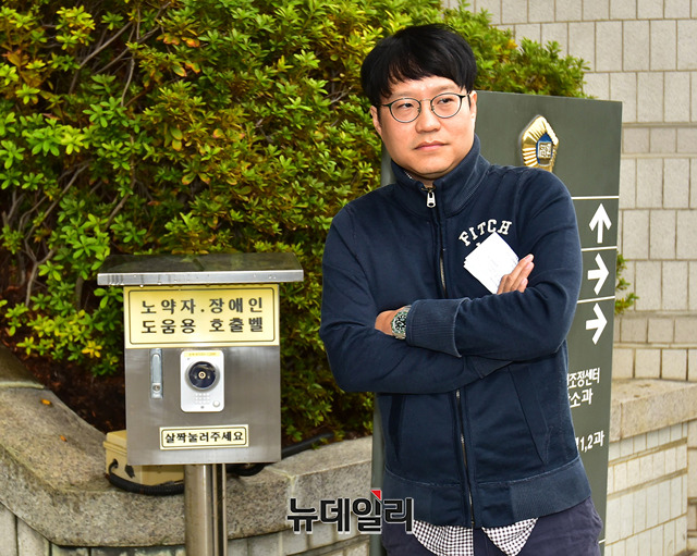 ▲ 판결 직후 서울중앙지법 앞에서 김세의 전 MBC 기자의 기자회견 장면을 지켜보는 만화가 윤서인씨. ⓒ 정상윤 기자