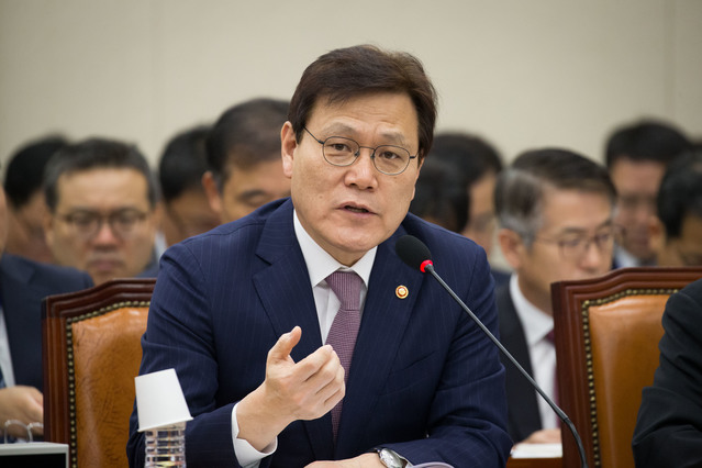 ▲ 최종구 금융위원장이 26일 열린 정무위원회 종합국정감사에서 의원의 질문에 답변하고 있다.ⓒ금유위