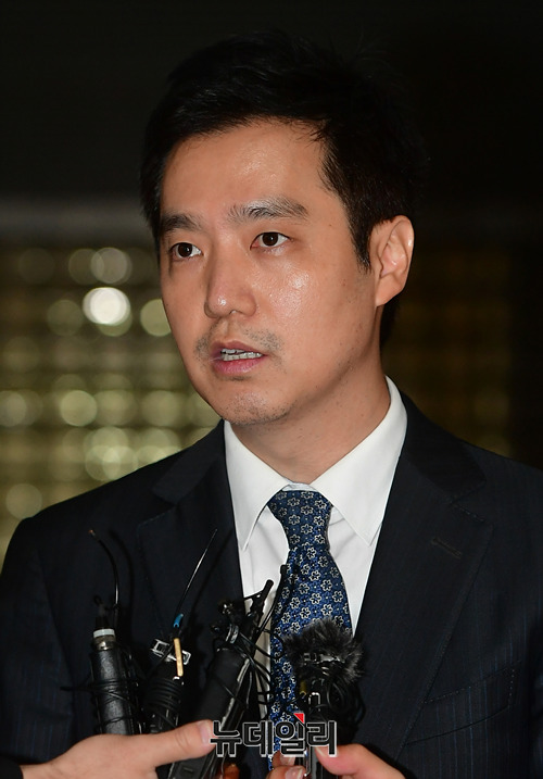 ▲ 김세의 가로세로연구소 대표가 26일 오전 서울 서초구 중앙지법에서 열린 선고공판 직후 취재진의 질문에 답하고 있다. 이날 법원은 故 백남기 씨 유족의 명예훼손 혐의로 기소된 김 대표와 윤서인 만화가에게 각각 700만원의 벌금을 선고했다. ⓒ 정상윤 기자