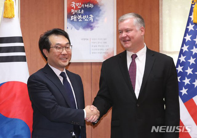 ▲ 지난 9월 11일 방한 때 이도훈 외교부 한반도 평화교섭본부장과 만나 악수를 나누는 스티브 비건 대북특별대표. ⓒ뉴시스. 무단전재 및 재배포 금지.