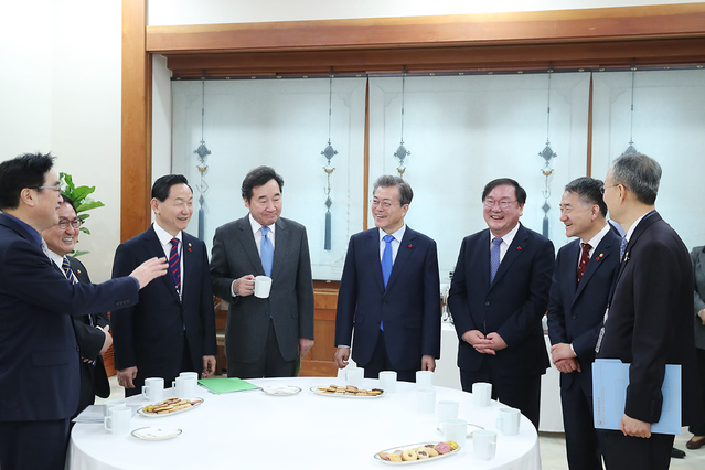 ▲ 문재인 대통령이 참모들과 규제혁신 토론회를 앞두고 이야기를 나누는 모습. ⓒ청와대 제공