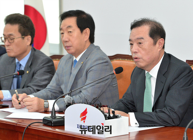 ▲ 왼쪽부터 자유한국당 함진규 정책위의장, 김성태 원내대표, 김병준 비상대책위원장. ⓒ뉴데일리 공준표 기자