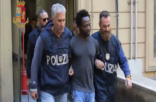 ▲ 이탈리아 경찰에 체포된 마리오니티 살해 용의자. ⓒ이탈리아 일간지 '라 리퍼블리카' 유튜브 채널 캡쳐.