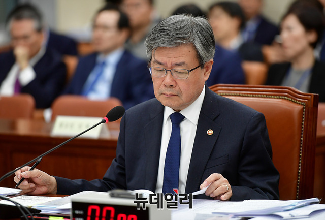 ▲ 이재갑 고용노동부 장관이 26일 국회 환경노동위원회 국감에 참석했다. ⓒ뉴데일리 정상윤 기자