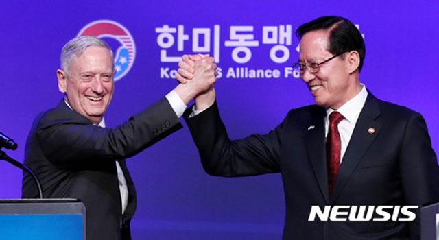 ▲ 2017년 10월 서울 그랜드하얏트 호텔에서 열린 한미 SCM 당시 제임스 매티스 美국방장관과 송영무 韓국방장관. ⓒ뉴시스. 무단전재 및 재배포 금지.