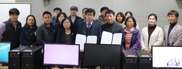 ▲ 충청대와 단양군이 26일 단양군 평생학습센터에서 코딩교육 강사 양성과정 개설을 위한 협약을 체결하고 있다.ⓒ충청대