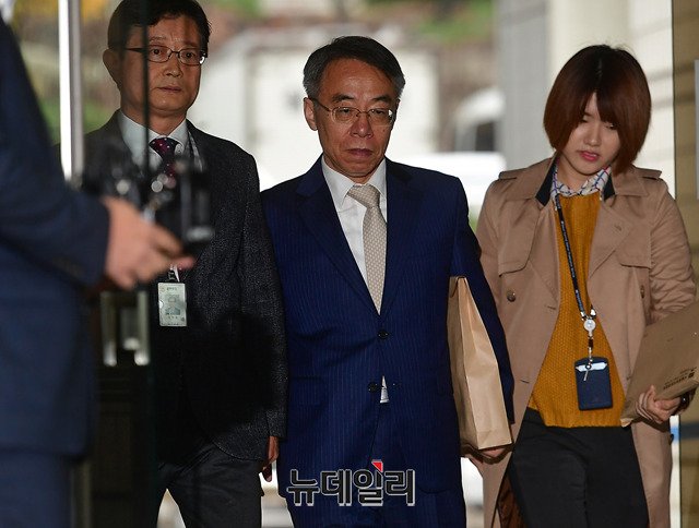 ▲ 구속되기 전날인 26일 영장실질심사를 받기 위해 서울 중앙지법으로 들어가고 있는 임종헌 전 법원행정처 차장.ⓒ뉴데일리 정상윤 기자