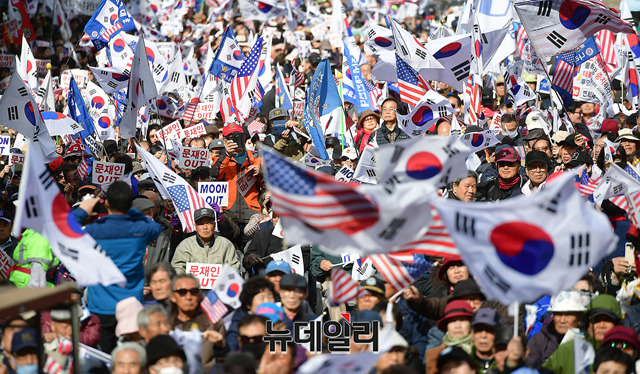 ▲ 27일 오후 1시 서울 중구 대한문 앞에서 '문재인 정권 퇴진 국민총궐기'에 참석한 시민들이 태극기를 흔들고 있다.ⓒ정상윤 기자