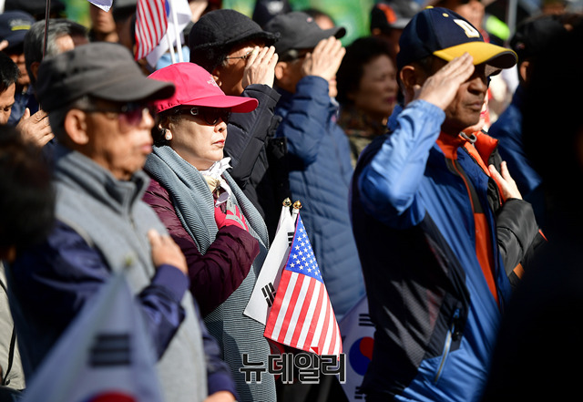 ▲ 문재인정권 퇴진 국민 총궐기 참석자들이 27일 오후 서울 중구 대한문 앞에서 열린 집회에서 국민의례를 하고 있다.ⓒ정상윤 기자