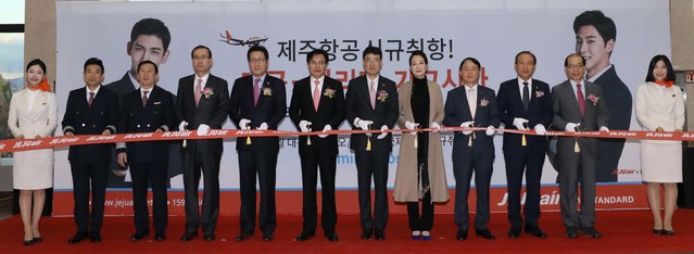 ▲ 지난 27일 오후 대구국제공항에서 열린 제주항공의 일본 도쿄와 가고시마 노선 취항식에서 내외빈들과 대구~도쿄 신규취항편 승무원들이 함께 테이프를 자르고 있다ⓒ제주항공