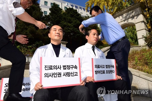 ▲ 지난 25일 최대집 대한의사협회장(오른쪽)은 수원지방법원 성남지원 앞에서 삭발식을 진행했다. ⓒ연합뉴스