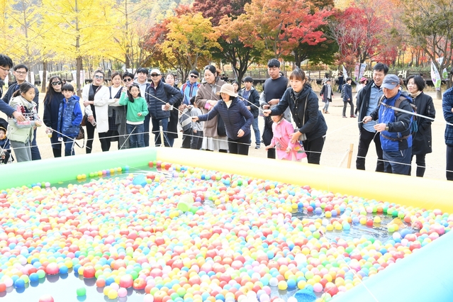 ▲ 이번 축제는 문경사과를 맛보며 가을 여행의 묘미를 즐길 수 있도록 축제상설무대에서 사과 높이 쌓기, 문경사과 퀴즈 등 다양한 도전 프로그램을 마련해 축제 만족도를 끌어올렸다. 
ⓒ문경시